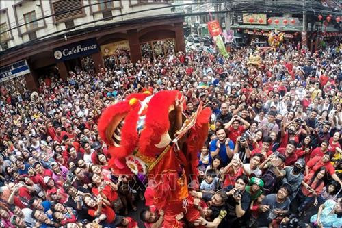 Tượng chú chuột vàng biểu tượng của Năm Canh Tý chào đón du khách tại Đền Tatsumizu ở tỉnh Mie, miền trung Nhật Bản. Ảnh: Kyodo/TTXVN Trang trí đèn lồng đón Tết cổ truyền Canh Tý tại Bắc Kinh, Trung Quốc. Ảnh: THX/TTXVN Các nghệ sĩ biểu diễn màn múa sư tử chào đón Tết Nguyên đán Canh Tý tại Liege, Bỉ, ngày 18/1/2020. Ảnh: THX/ TTXVN Đèn lồng rực rỡ sắc màu chào đón Tết Nguyên đán Canh Tý tại tỉnh Giang Tô, Trung Quốc, ngày 8/1/2020. Ảnh: THX/ TTXVN Người dân chọn mua câu đối chào đón Tết Nguyên đán Canh Tý tại khu chợ ở tỉnh Hải Nam, Trung Quốc, ngày 9/1/2020. Ảnh: THX/ TTXVN Trẻ em thưởng thức món ăn truyền thống trong dịp Năm mới tại tỉnh Giang Tô, Trung Quốc. Ảnh: THX/TTXVN Đèn lồng được thắp sáng rực rỡ để chào đón năm mới tại tỉnh Cam Túc, Trung Quốc, ngày 17/1/2020. Ảnh: THX/ TTXVN Đèn lồng đỏ trang trí tại khu phố người Hoa ở Yangon, Myanmar. Ảnh: THX/TTXVN Người dân mua sắm tại một siêu thị của người Hoa chuẩn bị đón Tết cổ truyền Canh Tý ở Toronto, Canada, ngày 21/1. Ảnh: THX/TTXVN Chào đón Năm mới 2020 trên đỉnh Núi Shiniu ở tỉnh Phúc Kiến, Trung Quốc. Ảnh: THX/TTXVN Người dân chiêm ngưỡng các tác phẩm tại Triển lãm đèn lồng nghệ thuật chào Năm mới ở thành phố Lâm Nghi, tỉnh Sơn Đông, miền đông Trung Quốc, ngày 4/1/2020. Ảnh: THX/ TTXVN Màn múa sư tử chào đón Tết cổ truyền Canh Tý tại khu phố người Hoa ở Manila, Philippines, ngày 25/1. Ảnh: THX/TTXVN Người dân thăm cung hoàng gia Gyeongbo ở Seoul, Hàn Quốc trong dịp Tết Canh Tý ngày 25/1. Ảnh: YONHAP/TTXVN Đèn lồng được thắp sáng rực rỡ để chào đón năm mới tại Khu tự trị dân tộc Choang Quảng Tây, Trung Quốc, ngày 17/1/2020. Ảnh: THX/ TTXVN Vũ công biểu diễn màn múa sư tử chào đón Tết Nguyên đán Canh Tý tại Kota Kinabalu, Sabah, Malaysia, ngày 11/1/2020. Ảnh: THX/ TTXVN Tượng chú chuột vàng biểu tượng của Năm Canh Tý chào đón du khách tại Đền Tatsumizu ở tỉnh Mie, miền trung Nhật Bản. Ảnh: Kyodo/TTXVN Trang trí đèn lồng đón Tết cổ truyền Canh Tý tại Bắc Kinh, Trung Quốc. Ảnh: THX/TTXVN Các nghệ sĩ biểu diễn màn múa sư tử chào đón Tết Nguyên đán Canh Tý tại Liege, Bỉ, ngày 18/1/2020. Ảnh: THX/ TTXVN Đèn lồng rực rỡ sắc màu chào đón Tết Nguyên đán Canh Tý tại tỉnh Giang Tô, Trung Quốc, ngày 8/1/2020. Ảnh: THX/ TTXVN Người dân chọn mua câu đối chào đón Tết Nguyên đán Canh Tý tại khu chợ ở tỉnh Hải Nam, Trung Quốc, ngày 9/1/2020. Ảnh: THX/ TTXVN Trẻ em thưởng thức món ăn truyền thống trong dịp Năm mới tại tỉnh Giang Tô, Trung Quốc. Ảnh: THX/TTXVN Đèn lồng được thắp sáng rực rỡ để chào đón năm mới tại tỉnh Cam Túc, Trung Quốc, ngày 17/1/2020. Ảnh: THX/ TTXVN Đèn lồng đỏ trang trí tại khu phố người Hoa ở Yangon, Myanmar. Ảnh: THX/TTXVN Người dân mua sắm tại một siêu thị của người Hoa chuẩn bị đón Tết cổ truyền Canh Tý ở Toronto, Canada, ngày 21/1. Ảnh: THX/TTXVN Chào đón Năm mới 2020 trên đỉnh Núi Shiniu ở tỉnh Phúc Kiến, Trung Quốc. Ảnh: THX/TTXVN Người dân chiêm ngưỡng các tác phẩm tại Triển lãm đèn lồng nghệ thuật chào Năm mới ở thành phố Lâm Nghi, tỉnh Sơn Đông, miền đông Trung Quốc, ngày 4/1/2020. Ảnh: THX/ TTXVN Màn múa sư tử chào đón Tết cổ truyền Canh Tý tại khu phố người Hoa ở Manila, Philippines, ngày 25/1. Ảnh: THX/TTXVN Người dân thăm cung hoàng gia Gyeongbo ở Seoul, Hàn Quốc trong dịp Tết Canh Tý ngày 25/1. Ảnh: YONHAP/TTXVN Đèn lồng được thắp sáng rực rỡ để chào đón năm mới tại Khu tự trị dân tộc Choang Quảng Tây, Trung Quốc, ngày 17/1/2020. Ảnh: THX/ TTXVN Vũ công biểu diễn màn múa sư tử chào đón Tết Nguyên đán Canh Tý tại Kota Kinabalu, Sabah, Malaysia, ngày 11/1/2020. Ảnh: THX/ TTXVN