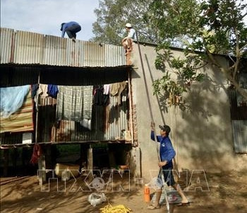 Các lực lượng chức năng tỉnh An Giang hỗ trợ người dân khắc phục thiệt hại do mưa, dông lốc gây ra. Ảnh: Thanh Sang - TTXVN Các lực lượng chức năng tỉnh An Giang hỗ trợ người dân khắc phục thiệt hại do mưa, dông lốc gây ra. Ảnh: Thanh Sang - TTXVN