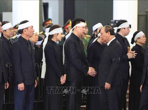 Nhà tang lễ quốc gia, số 5 Trần Thánh Tông (Hà Nội), nơi tổ chức Quốc tang Chủ tịch nước Trần Đại Quang. Ảnh: TTXVN Đồng chí Trương Hoà Bình, Ủy viên Bộ Chính trị, Phó Thủ tướng thường trực Chính phủ đọc Tiểu sử Chủ tịch nước Trần Đại Quang và danh sách Ban Lễ tang. Ảnh: TTXVN Ông Trần Quân, con trai trưởng của Chủ tịch nước Trần Đại Quang thắp nén hương viếng Cha. Ảnh: TTXVN Đoàn gia đình, họ hàng nội ngoại viếng Chủ tịch nước Trần Đại Quang. Ảnh: Nhan Sáng – TTXVN Đoàn Ban Chấp hành Trung ương Đảng Cộng sản Việt Nam, do đồng chí Nguyễn Phú Trọng, Tổng Bí thư Ban Chấp hành Trung ương Đảng làm Trưởng đoàn, viếng Chủ tịch nước Trần Đại Quang. Ảnh: TTXVN Tổng Bí thư Nguyễn Phú Trọng ghi sổ tang. Ảnh: TTXVN Đoàn Chính phủ nước Cộng hòa XHCN Việt Nam, do đồng chí Nguyễn Xuân Phúc, Ủy viên Bộ Chính trị, Thủ tướng Chính phủ làm Trưởng đoàn, viếng Chủ tịch nước Trần Đại Quang. Ảnh: Nhan Sáng – TTXVN Thủ tướng Nguyễn Xuân Phúc chia buồn cùng tang quyến Chủ tịch nước Trần Đại Quang. Ảnh: TTXVN Nguyên Ủy viên Bộ Chính trị, nguyên Chủ tịch nước Trần Đức Lương (bên trái) và nguyên Ủy viên Bộ Chính trị, nguyên Thủ tướng Chính phủ Nguyễn Tấn Dũng (bên phải) ghi sổ tang. Ảnh: TTXVN Đoàn Quốc hội nước Cộng hòa XHCN Việt Nam, do đồng chí Nguyễn Thị Kim Ngân, Ủy viên Bộ Chính trị, Chủ tịch Quốc hội làm Trưởng đoàn, viếng Chủ tịch nước Trần Đại Quang. Ảnh: Nhan Sáng – TTXVN Đồng chí Tòng Thị Phóng (bên trái), Ủy viên Bộ Chính trị, Phó Chủ tịch thường trực Quốc hội và đồng chí Đặng Thị Ngọc Thịnh, Ủy viên Trung ương Đảng, Quyền Chủ tịch nước chia buồn cùng tang quyến Chủ tịch nước Trần Đại Quang. Ảnh: TTXVN Đoàn Văn phòng Chủ tịch nước Cộng hòa XHCN Việt Nam, do đồng chí Đặng Thị Ngọc Thịnh, Ủy viên Trung ương Đảng, Quyền Chủ tịch nước làm Trưởng đoàn, viếng Chủ tịch nước Trần Đại Quang. Ảnh: Nhan Sáng – TTXVN Đoàn Ủy ban Trung ương Mặt trận Tổ quốc Việt Nam, do đồng chí Hầu A Lềnh, Ủy viên Trung ương Đảng, Phó Chủ tịch, Tổng Thư ký UBTƯ MTTQ Việt Nam làm Trưởng đoàn, viếng Chủ tịch nước Trần Đại Quang. Ảnh: TTXVN Đoàn Ban Dân vận Trung ương, do đồng chí Trương Thị Mai, Ủy viên Bộ Chính trị, Bí thư Trung ương Đảng, Trưởng Ban Dân vận Trung ương làm Trưởng đoàn, viếng Chủ tịch nước Trần Đại Quang. Ảnh: TTXVN Đoàn Ban Tổ chức Trung ương, do đồng chí Phạm Minh Chính, Ủy viên Bộ Chính trị, Bí thư Trung ương Đảng, Trưởng Ban Tổ chức Trung ương làm Trưởng đoàn, viếng Chủ tịch nước Trần Đại Quang. Ảnh: Nhan Sáng – TTXVN Đoàn Đảng ủy Công an Trung ương, Bộ Công an, do Thượng tướng Tô Lâm, Ủy viên Bộ Chính trị, Bí thư Đảng ủy Công an Trung ương, Bộ trưởng Bộ Công an làm Trưởng đoàn, viếng Chủ tịch nước Trần Đại Quang. Ảnh: TTXVN Đoàn Quân ủy Trung ương, Bộ Quốc phòng, do đồng chí Ngô Xuân Lịch, Ủy viên Bộ Chính trị, Phó Bí thư Quân ủy Trung ương, Bộ trưởng Bộ Quốc phòng làm Trưởng đoàn, viếng Chủ tịch nước Trần Đại Quang. Ảnh: TTXVN Đoàn Thành ủy, HĐND, UBND, Ủy ban MTTQ Việt Nam TP Hà Nội, do đồng chí Hoàng Trung Hải, Ủy viên Bộ Chính trị, Bí thư Thành uỷ Hà Nội làm Trưởng đoàn, viếng Chủ tịch nước Trần Đại Quang. Ảnh: Nhan Sáng – TTXVN Đoàn Tỉnh ủy, HĐND, UBND, Ủy ban Mặt trận Tổ quốc Việt Nam tỉnh Ninh Bình, do đồng chí Nguyễn Thị Thanh, Ủy viên Trung ương Đảng, Bí thư Tỉnh ủy Ninh Bình làm Trưởng đoàn, viếng Chủ tịch nước Trần Đại Quang. Ảnh: Nhan Sáng – TTXVN Nhà tang lễ quốc gia, số 5 Trần Thánh Tông (Hà Nội), nơi tổ chức Quốc tang Chủ tịch nước Trần Đại Quang. Ảnh: TTXVN Đồng chí Trương Hoà Bình, Ủy viên Bộ Chính trị, Phó Thủ tướng thường trực Chính phủ đọc Tiểu sử Chủ tịch nước Trần Đại Quang và danh sách Ban Lễ tang. Ảnh: TTXVN Ông Trần Quân, con trai trưởng của Chủ tịch nước Trần Đại Quang thắp nén hương viếng Cha. Ảnh: TTXVN Đoàn gia đình, họ hàng nội ngoại viếng Chủ tịch nước Trần Đại Quang. Ảnh: Nhan Sáng – TTXVN Đoàn Ban Chấp hành Trung ương Đảng Cộng sản Việt Nam, do đồng chí Nguyễn Phú Trọng, Tổng Bí thư Ban Chấp hành Trung ương Đảng làm Trưởng đoàn, viếng Chủ tịch nước Trần Đại Quang. Ảnh: TTXVN Tổng Bí thư Nguyễn Phú Trọng ghi sổ tang. Ảnh: TTXVN Đoàn Chính phủ nước Cộng hòa XHCN Việt Nam, do đồng chí Nguyễn Xuân Phúc, Ủy viên Bộ Chính trị, Thủ tướng Chính phủ làm Trưởng đoàn, viếng Chủ tịch nước Trần Đại Quang. Ảnh: Nhan Sáng – TTXVN Thủ tướng Nguyễn Xuân Phúc chia buồn cùng tang quyến Chủ tịch nước Trần Đại Quang. Ảnh: TTXVN Nguyên Ủy viên Bộ Chính trị, nguyên Chủ tịch nước Trần Đức Lương (bên trái) và nguyên Ủy viên Bộ Chính trị, nguyên Thủ tướng Chính phủ Nguyễn Tấn Dũng (bên phải) ghi sổ tang. Ảnh: TTXVN Đoàn Quốc hội nước Cộng hòa XHCN Việt Nam, do đồng chí Nguyễn Thị Kim Ngân, Ủy viên Bộ Chính trị, Chủ tịch Quốc hội làm Trưởng đoàn, viếng Chủ tịch nước Trần Đại Quang. Ảnh: Nhan Sáng – TTXVN Đồng chí Tòng Thị Phóng (bên trái), Ủy viên Bộ Chính trị, Phó Chủ tịch thường trực Quốc hội và đồng chí Đặng Thị Ngọc Thịnh, Ủy viên Trung ương Đảng, Quyền Chủ tịch nước chia buồn cùng tang quyến Chủ tịch nước Trần Đại Quang. Ảnh: TTXVN Đoàn Văn phòng Chủ tịch nước Cộng hòa XHCN Việt Nam, do đồng chí Đặng Thị Ngọc Thịnh, Ủy viên Trung ương Đảng, Quyền Chủ tịch nước làm Trưởng đoàn, viếng Chủ tịch nước Trần Đại Quang. Ảnh: Nhan Sáng – TTXVN Đoàn Ủy ban Trung ương Mặt trận Tổ quốc Việt Nam, do đồng chí Hầu A Lềnh, Ủy viên Trung ương Đảng, Phó Chủ tịch, Tổng Thư ký UBTƯ MTTQ Việt Nam làm Trưởng đoàn, viếng Chủ tịch nước Trần Đại Quang. Ảnh: TTXVN Đoàn Ban Dân vận Trung ương, do đồng chí Trương Thị Mai, Ủy viên Bộ Chính trị, Bí thư Trung ương Đảng, Trưởng Ban Dân vận Trung ương làm Trưởng đoàn, viếng Chủ tịch nước Trần Đại Quang. Ảnh: TTXVN Đoàn Ban Tổ chức Trung ương, do đồng chí Phạm Minh Chính, Ủy viên Bộ Chính trị, Bí thư Trung ương Đảng, Trưởng Ban Tổ chức Trung ương làm Trưởng đoàn, viếng Chủ tịch nước Trần Đại Quang. Ảnh: Nhan Sáng – TTXVN Đoàn Đảng ủy Công an Trung ương, Bộ Công an, do Thượng tướng Tô Lâm, Ủy viên Bộ Chính trị, Bí thư Đảng ủy Công an Trung ương, Bộ trưởng Bộ Công an làm Trưởng đoàn, viếng Chủ tịch nước Trần Đại Quang. Ảnh: TTXVN Đoàn Quân ủy Trung ương, Bộ Quốc phòng, do đồng chí Ngô Xuân Lịch, Ủy viên Bộ Chính trị, Phó Bí thư Quân ủy Trung ương, Bộ trưởng Bộ Quốc phòng làm Trưởng đoàn, viếng Chủ tịch nước Trần Đại Quang. Ảnh: TTXVN Đoàn Thành ủy, HĐND, UBND, Ủy ban MTTQ Việt Nam TP Hà Nội, do đồng chí Hoàng Trung Hải, Ủy viên Bộ Chính trị, Bí thư Thành uỷ Hà Nội làm Trưởng đoàn, viếng Chủ tịch nước Trần Đại Quang. Ảnh: Nhan Sáng – TTXVN Đoàn Tỉnh ủy, HĐND, UBND, Ủy ban Mặt trận Tổ quốc Việt Nam tỉnh Ninh Bình, do đồng chí Nguyễn Thị Thanh, Ủy viên Trung ương Đảng, Bí thư Tỉnh ủy Ninh Bình làm Trưởng đoàn, viếng Chủ tịch nước Trần Đại Quang. Ảnh: Nhan Sáng – TTXVN