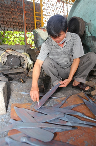 Anh Tiến đang tạo hình cho sản phẩm dao rựa chất lượng cao. Anh Tiến đang tạo hình cho sản phẩm dao rựa chất lượng cao.