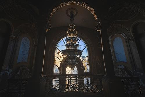 Casino có lịch sử lâu đời này bị bỏ hoang từ năm 1990. Nằm ở Constanta trên bờ Biển Đen, thành phố cổ nhất có người sinh sống của Romania, tòa nhà này được khánh thành vào năm 1910. Nhiếp ảnh gia Knyel đã được hội đồng thành phố cho phép khám phá nơi này và ghi lại những bức ảnh ấn tượng. Tòa nhà được xây dựng theo phong cách Art Nouveau và là công trình của kiến trúc sư lừng danh Daniel Renard. Casino này là nơi ở của nhà Romanovs vào năm 1914 và là bệnh viện trong Thế chiến I. Năm 1917, nơi này được mở cửa trở lại dưới vai trò một casino, trước khi bị đánh bom trong Thế chiến II. Luật cấm cờ bạc chấm dứt những ngày tháng làm sòng bài của nơi này. Tòa nhà trở thành nhà hàng và quán bar trong khoảng từ 1950 đến 1980. Đợt sửa chữa cuối cùng là vào năm 1988. Do chi phí vận hành và bảo trì quá lớn, công trình này đã bị bỏ hoang từ năm 1990. Đầu năm 2018, nơi đây được đưa vào danh sách các khu du sản đang bị đe dọa nhất châu Âu. Theo Kynel, châu Âu không có nhiều công trình như thế này. Cazinoul din Constanta có không khí rất đặc biệt. Hiện tại, tòa nhà rơi vào tình trạng đổ nát, trần đầy rêu mốc, tường lở và cửa sổ vỡ. Dù vậy, khách tham quan vẫn có thể hình dung quá khứ vàng son của chúng. Casino có lịch sử lâu đời này bị bỏ hoang từ năm 1990. Nằm ở Constanta trên bờ Biển Đen, thành phố cổ nhất có người sinh sống của Romania, tòa nhà này được khánh thành vào năm 1910. Nhiếp ảnh gia Knyel đã được hội đồng thành phố cho phép khám phá nơi này và ghi lại những bức ảnh ấn tượng. Tòa nhà được xây dựng theo phong cách Art Nouveau và là công trình của kiến trúc sư lừng danh Daniel Renard. Casino này là nơi ở của nhà Romanovs vào năm 1914 và là bệnh viện trong Thế chiến I. Năm 1917, nơi này được mở cửa trở lại dưới vai trò một casino, trước khi bị đánh bom trong Thế chiến II. Luật cấm cờ bạc chấm dứt những ngày tháng làm sòng bài của nơi này. Tòa nhà trở thành nhà hàng và quán bar trong khoảng từ 1950 đến 1980. Đợt sửa chữa cuối cùng là vào năm 1988. Do chi phí vận hành và bảo trì quá lớn, công trình này đã bị bỏ hoang từ năm 1990. Đầu năm 2018, nơi đây được đưa vào danh sách các khu du sản đang bị đe dọa nhất châu Âu. Theo Kynel, châu Âu không có nhiều công trình như thế này. Cazinoul din Constanta có không khí rất đặc biệt. Hiện tại, tòa nhà rơi vào tình trạng đổ nát, trần đầy rêu mốc, tường lở và cửa sổ vỡ. Dù vậy, khách tham quan vẫn có thể hình dung quá khứ vàng son của chúng.