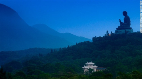 Hãy đến đây để chiêm ngưỡng tượng Phật lớn nhất thế giới. Chỉ mất 30 đi từ đảo Hong Kong, bạn có thể dành 1 ngày ở Lantau để khám phá những thác nước hùng vĩ, những làng chài, bãi biển… Tượng Đại Phật Thiên Tân: Đây là bức tượng Phật ngồi bằng đồng lớn nhất thế giới với chiều cao 34 mét, nặng 250 tấn, mỗi ngày thu hút hàng ngàn lượt người đến thăm quan. Beach House: Có một chuỗi quán cà phê nhìn ra biển, bao gồm Beach House. Tại đây phục vụ các món ăn Địa Trung Hải, chủ yếu là các món hải sản. Được mệnh danh là lá phổi của Hong Kong, Lantau địa hình chủ yếu đồi núi, có những bãi cát trải dài bờ biển và công viên lớn nhất đảo. Gia súc trên đảo nhiều hơn cả taxi: Gần 1.000 con gia súc so với 75 chiếc taxi có trên đảo. Nằm giữa những ngọn núi và các cánh đồng lúa, bãi biển Pui O là sự lựa chọn tuyệt vời cho những người thích tắm nắng, lướt sóng và ngắm những con trâu nước đặc trưng của Lantau. Mavericks: Được mở cửa vào năm 2014, với đồ nội thất “cũ kỹ”, những tấm ván lướt sóng trang trí trên tường và ngay cả đoạn đường trượt băng nhỏ đã nhanh chóng biến Mavericks trở thành điểm đến hấp dẫn ở Lantau. Cắm trại ở Pui O: Một khu cắm trại công cộng gần biển, ngay bên cạnh nó là một doanh nghiệp địa phương cung cấp lều trại, túi ngủ, đồ dùng nấu nướng,… mọi đồ dùng cần thiết cho du khách. Biển Cheung Sha: Gần khu cắm trại là một địa điểm phổ biến để thưởng thức đồ ăn nhẹ và đồ uống. The Stoep: Nằm cách xa bờ biển, The Stoep là một trong những nhà hàng Nam Phi nổi tiếng nhất ở Hong Kong. Hãy đến đây để chiêm ngưỡng tượng Phật lớn nhất thế giới. Chỉ mất 30 đi từ đảo Hong Kong, bạn có thể dành 1 ngày ở Lantau để khám phá những thác nước hùng vĩ, những làng chài, bãi biển… Tượng Đại Phật Thiên Tân: Đây là bức tượng Phật ngồi bằng đồng lớn nhất thế giới với chiều cao 34 mét, nặng 250 tấn, mỗi ngày thu hút hàng ngàn lượt người đến thăm quan. Beach House: Có một chuỗi quán cà phê nhìn ra biển, bao gồm Beach House. Tại đây phục vụ các món ăn Địa Trung Hải, chủ yếu là các món hải sản. Được mệnh danh là lá phổi của Hong Kong, Lantau địa hình chủ yếu đồi núi, có những bãi cát trải dài bờ biển và công viên lớn nhất đảo. Gia súc trên đảo nhiều hơn cả taxi: Gần 1.000 con gia súc so với 75 chiếc taxi có trên đảo. Nằm giữa những ngọn núi và các cánh đồng lúa, bãi biển Pui O là sự lựa chọn tuyệt vời cho những người thích tắm nắng, lướt sóng và ngắm những con trâu nước đặc trưng của Lantau. Mavericks: Được mở cửa vào năm 2014, với đồ nội thất “cũ kỹ”, những tấm ván lướt sóng trang trí trên tường và ngay cả đoạn đường trượt băng nhỏ đã nhanh chóng biến Mavericks trở thành điểm đến hấp dẫn ở Lantau. Cắm trại ở Pui O: Một khu cắm trại công cộng gần biển, ngay bên cạnh nó là một doanh nghiệp địa phương cung cấp lều trại, túi ngủ, đồ dùng nấu nướng,… mọi đồ dùng cần thiết cho du khách. Biển Cheung Sha: Gần khu cắm trại là một địa điểm phổ biến để thưởng thức đồ ăn nhẹ và đồ uống. The Stoep: Nằm cách xa bờ biển, The Stoep là một trong những nhà hàng Nam Phi nổi tiếng nhất ở Hong Kong.