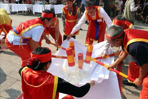 Các nghệ nhân giã gạo nếp để làm bánh giầy. Ảnh: Mạnh Tú – TTXVN Các nghệ nhân sắt bánh giầy sau khi giã gạo nhuyễn. Ảnh: Mạnh Tú – TTXVN Các nghệ nhân giã gạo nếp để làm bánh giầy. Ảnh: Mạnh Tú – TTXVN Các nghệ nhân sắt bánh giầy sau khi giã gạo nhuyễn. Ảnh: Mạnh Tú – TTXVN