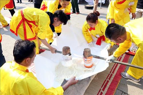 Các nghệ nhân giã gạo nếp để làm bánh giầy. Ảnh: Mạnh Tú – TTXVN Các nghệ nhân sắt bánh giầy sau khi giã gạo nhuyễn. Ảnh: Mạnh Tú – TTXVN Các nghệ nhân giã gạo nếp để làm bánh giầy. Ảnh: Mạnh Tú – TTXVN Các nghệ nhân sắt bánh giầy sau khi giã gạo nhuyễn. Ảnh: Mạnh Tú – TTXVN