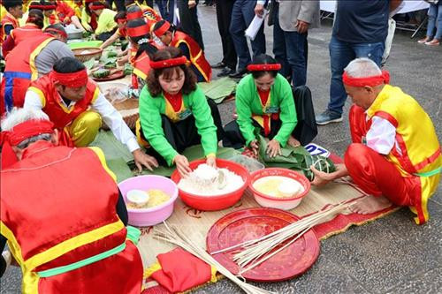Các nghệ nhân thi gói bánh chưng. Ảnh: Mạnh Tú – TTXVN Các nghệ nhân thi gói bánh chưng. Ảnh: Mạnh Tú – TTXVN