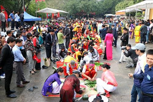 Quang cảnh hội thi gói bánh chưng. Ảnh: Mạnh Tú – TTXVN Quang cảnh hội thi gói bánh chưng. Ảnh: Mạnh Tú – TTXVN