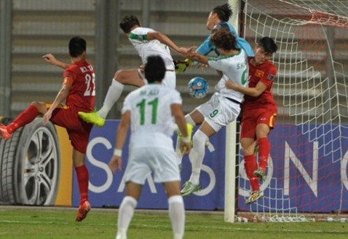 U19 Việt Nam (áo đỏ) chơi ấn tượng để giành vé vào Tứ kết. Ảnh: Vietnamnet U19 Việt Nam (áo đỏ) chơi ấn tượng để giành vé vào Tứ kết. Ảnh: Vietnamnet