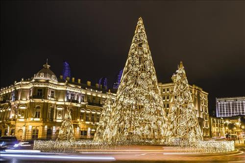 Trẻ em vui chơi mừng đón lễ Giáng sinh tại Singapore. Ảnh: THX/TTXVN Người dân tham gia cuộc thi chạy Ông già Noel tại Vilnius, Litsva. Ảnh: THX/TTXVN Hát mừng lễ Giáng Sinh tại Nhà thờ Frankfurt, Đức. Ảnh: THX/TTXVN Thợ lặn trong trang phục Ông già Noel chào đón du khách tới Công viên Thủy cung ở Manila, Philippines trong dịp lễ Giáng Sinh. Ảnh: THX/TTXVN Thắp sáng cây thông Noel tại Yangon, Myanmar. Ảnh: THX/TTXVN Thắp sáng cây thông Noel chào đón Giáng Sinh và Năm Mới tại quảng trường ở Yerevan, Armenia. Ảnh: THX/TTXVN Hàng trăm người trong trang phục ông già Noel tham gia lễ hội SantaCon chào đón Giáng Sinh ở New York, Mỹ. Ảnh: THX/TTXVN Một gia đình mua sắm chuẩn bị lễ Giáng Sinh tại Houston, Mỹ. Ảnh: THX/TTXVN Người dân Tây Ban Nha mừng đón Giáng Sinh tại quảng trường Landmark Puerta del Sol ở Madrid. Ảnh: THX/TTXVN Trẻ em vui chơi tại công viên tuyết nhân tạo trong dịp lễ Giáng Sinh ở tỉnh Banten, Indonesia. Ảnh: THX/TTXVN Trang trí chuẩn bị cho lễ Giáng Sinh tại thủ đô Baghdad, Iraq. Ảnh: THX/TTXVN Mua sắm chuẩn bị cho lễ Giáng Sinh tại thủ đô Baghdad, Iraq. Ảnh: THX/TTXVN Người dân Malaysia tham quan triển lãm "Disney- Giấc mơ Giáng sinh" tại thủ đô Kuala Lumpur. Ảnh: THX/TTXVN Người dân mua sắm chuẩn bị cho Lễ Giáng Sinh tại Bangalore, Ấn Độ. Ảnh: THX/TTXVN Thắp sáng cây thông Noel khổng lồ tại Quảng trường Azneft ở Baku, Azerbaijan. Ảnh: THX/TTXVN Trẻ em Hàn Quốc vui chơi mừng đón lễ Giáng Sinh tại làng Ông già Noel ở Gyeongsangbuk-do. Ảnh: THX/TTXVN Các loại bánh cho Lễ Giáng sinh được bày bán tại Làng Ông già Noel ở Gyeongsangbuk-do, Hàn Quốc. Ảnh: THX/TTXVN Người dân Hàn Quốc chào đón Giáng Sinh tại làng Ông già Noel ở Gyeongsangbuk-do. Ảnh: THX/TTXVN Người dân Syria mừng đón Giáng Sinh tại thủ đô Damascus. Ảnh: THX/TTXVN Trẻ em vui chơi mừng đón lễ Giáng sinh tại Singapore. Ảnh: THX/TTXVN Người dân tham gia cuộc thi chạy Ông già Noel tại Vilnius, Litsva. Ảnh: THX/TTXVN Hát mừng lễ Giáng Sinh tại Nhà thờ Frankfurt, Đức. Ảnh: THX/TTXVN Thợ lặn trong trang phục Ông già Noel chào đón du khách tới Công viên Thủy cung ở Manila, Philippines trong dịp lễ Giáng Sinh. Ảnh: THX/TTXVN Thắp sáng cây thông Noel tại Yangon, Myanmar. Ảnh: THX/TTXVN Thắp sáng cây thông Noel chào đón Giáng Sinh và Năm Mới tại quảng trường ở Yerevan, Armenia. Ảnh: THX/TTXVN Hàng trăm người trong trang phục ông già Noel tham gia lễ hội SantaCon chào đón Giáng Sinh ở New York, Mỹ. Ảnh: THX/TTXVN Một gia đình mua sắm chuẩn bị lễ Giáng Sinh tại Houston, Mỹ. Ảnh: THX/TTXVN Người dân Tây Ban Nha mừng đón Giáng Sinh tại quảng trường Landmark Puerta del Sol ở Madrid. Ảnh: THX/TTXVN Trẻ em vui chơi tại công viên tuyết nhân tạo trong dịp lễ Giáng Sinh ở tỉnh Banten, Indonesia. Ảnh: THX/TTXVN Trang trí chuẩn bị cho lễ Giáng Sinh tại thủ đô Baghdad, Iraq. Ảnh: THX/TTXVN Mua sắm chuẩn bị cho lễ Giáng Sinh tại thủ đô Baghdad, Iraq. Ảnh: THX/TTXVN Người dân Malaysia tham quan triển lãm "Disney- Giấc mơ Giáng sinh" tại thủ đô Kuala Lumpur. Ảnh: THX/TTXVN Người dân mua sắm chuẩn bị cho Lễ Giáng Sinh tại Bangalore, Ấn Độ. Ảnh: THX/TTXVN Thắp sáng cây thông Noel khổng lồ tại Quảng trường Azneft ở Baku, Azerbaijan. Ảnh: THX/TTXVN Trẻ em Hàn Quốc vui chơi mừng đón lễ Giáng Sinh tại làng Ông già Noel ở Gyeongsangbuk-do. Ảnh: THX/TTXVN Các loại bánh cho Lễ Giáng sinh được bày bán tại Làng Ông già Noel ở Gyeongsangbuk-do, Hàn Quốc. Ảnh: THX/TTXVN Người dân Hàn Quốc chào đón Giáng Sinh tại làng Ông già Noel ở Gyeongsangbuk-do. Ảnh: THX/TTXVN Người dân Syria mừng đón Giáng Sinh tại thủ đô Damascus. Ảnh: THX/TTXVN