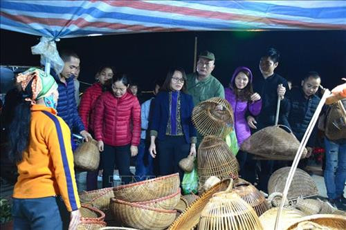 Các gian hàng bày bán nông sản luôn được du khách quan tâm và chọn mua. Ảnh Công Luật – TTXVN Các gian hàng bày bán nông sản luôn được du khách quan tâm và chọn mua. Ảnh Công Luật – TTXVN