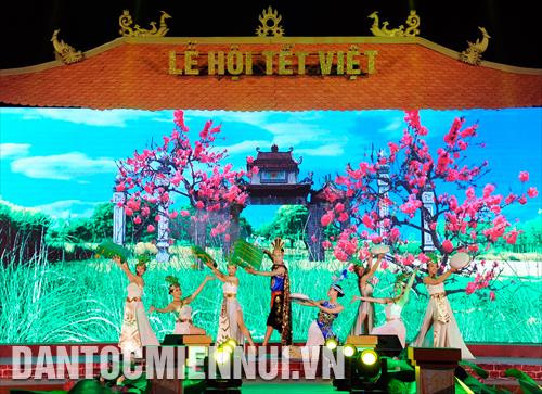 Nhạc cảnh “Sự tích bánh chưng, bánh dày” được các nghệ sỹ trình diễn tại lễ hội