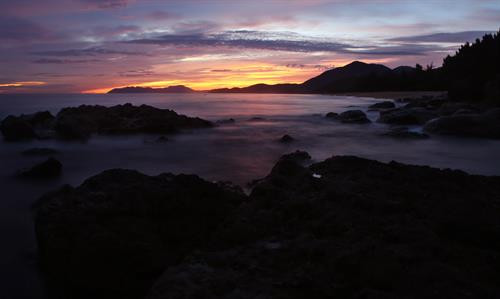 Biển Hàm Rồng lúc bình minh. Ảnh: Hồ Cầu-TTXVN Biển Hàm Rồng lúc bình minh. Ảnh: Hồ Cầu-TTXVN