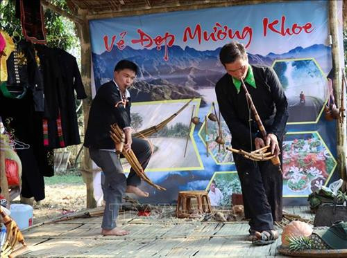 Biểu diễn các điệu múa khèn trong sự kiện "Phiên chợ vùng cao". Ảnh: Xuân Tiến – TTXVN Biểu diễn các điệu múa khèn trong sự kiện "Phiên chợ vùng cao". Ảnh: Xuân Tiến – TTXVN