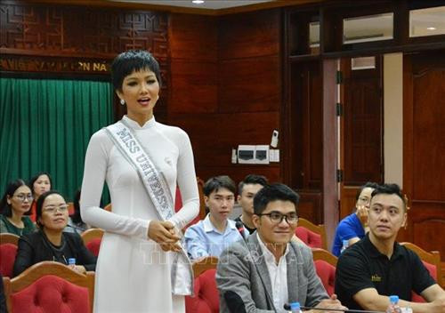 Top 5 cuộc thi Hoa hậu Hoàn vũ thế giới năm 2018 H’ Hen Niê phát biểu trong buổi gặp gỡ. Ảnh: Tuấn Anh - TTXVN Top 5 cuộc thi Hoa hậu Hoàn vũ thế giới năm 2018 H’ Hen Niê phát biểu trong buổi gặp gỡ. Ảnh: Tuấn Anh - TTXVN