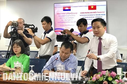 Ông Từ Lương, Phó Giám đốc Sở Thông tin và Truyền thông kiêm Giám đốc Trung tâm báo chí Thành phố Hồ Chí Minh phát biểu tại buổi giao lưu