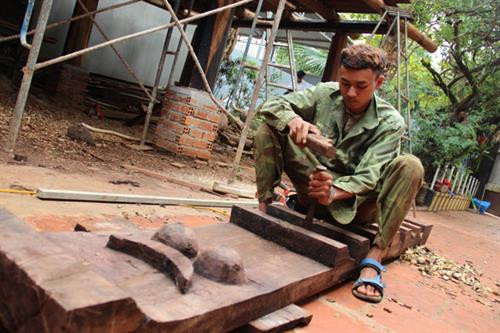 Anh Y Phi Mlô (xã Ea Hồ, huyện Krông Năng) đang thực hiện công đoạn đẽo cầu thang. Anh Y Phi Mlô (xã Ea Hồ, huyện Krông Năng) đang thực hiện công đoạn đẽo cầu thang.