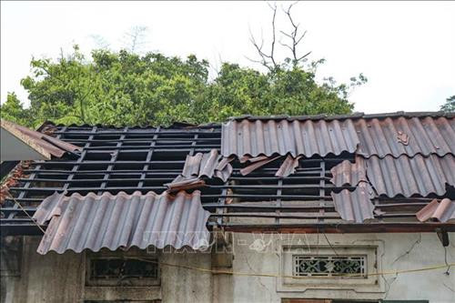 Nhiều ngôi nhà bị tốc mái, hư hỏng ở xã Noong Hẹt, huyện Điện Biên. Ảnh: Xuân Tư – TTXVN Nhiều ngôi nhà bị tốc mái, hư hỏng ở xã Noong Hẹt, huyện Điện Biên. Ảnh: Xuân Tư – TTXVN
