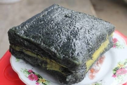 Bánh chưng đen - món quà quê sẵn có quanh năm của người dân Bảo Lạc.