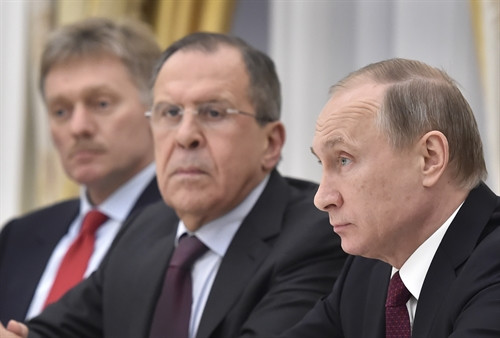Trong ảnh: (tư liệu) Tổng thống Nga Vladimir Putin (phải) , Ngoại trưởng Nga Sergei Lavrov (giữa) và người phát ngôn Điện Kremlin, ông Dmitry Peskov (trái) tại cuộc họp ở Moskva. AFP/TTXVN