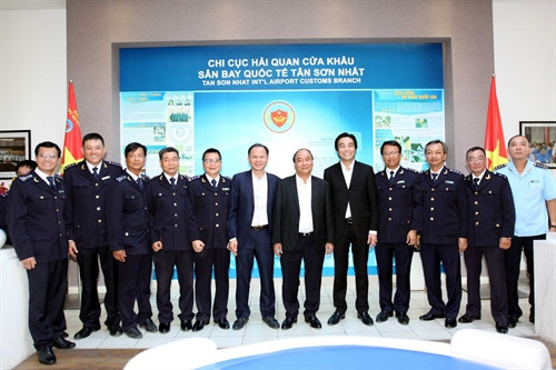 Thủ tướng Nguyễn Xuân Phúc với cán bộ Chi cục Hải quan cửa khẩu sân bay Tân Sơn Nhất. Ảnh: Thanh Vũ-TTXVN