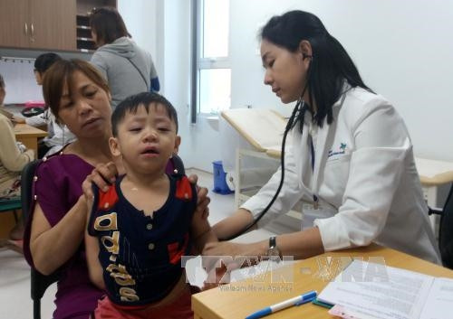 Bệnh nhi đến khám tại Khoa Khám bệnh của Bệnh viện Nhi đồng Thành phố Hồ Chí Minh. Ảnh: Phương Vy - TTXVN Bệnh nhi đến khám tại Khoa Khám bệnh của Bệnh viện Nhi đồng Thành phố Hồ Chí Minh. Ảnh: Phương Vy - TTXVN