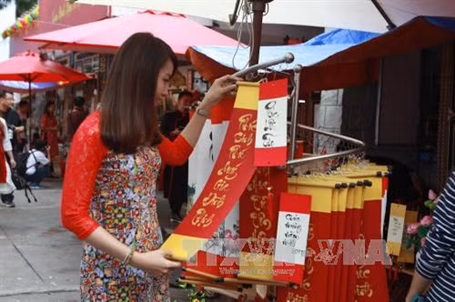 Đông đảo bạn trẻ đến chụp ảnh và xin chữ tại Phố ông đồ. Ảnh: Phương Vy-TTXVN.