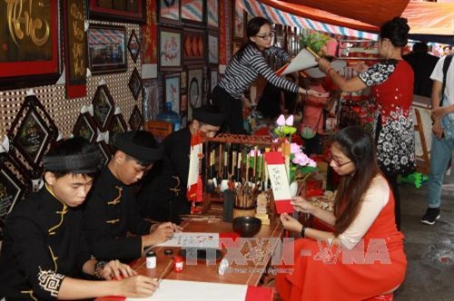 Các ông đồ đã khai bút thư pháp mừng xuân Đinh Dậu 2017. Ảnh: Phương Vy-TTXVN Các ông đồ đã khai bút thư pháp mừng xuân Đinh Dậu 2017. Ảnh: Phương Vy-TTXVN