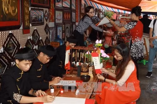 Các ông đồ đã khai bút thư pháp mừng xuân Đinh Dậu 2017. Ảnh: Phương Vy-TTXVN