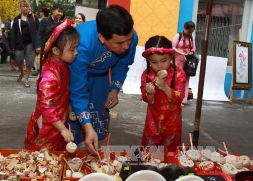 Phố Ông đồ thu hút đông đảo các gia đình đến tham quan. Ảnh: Phương Vy-TTXVN Phố Ông đồ thu hút đông đảo các gia đình đến tham quan. Ảnh: Phương Vy-TTXVN