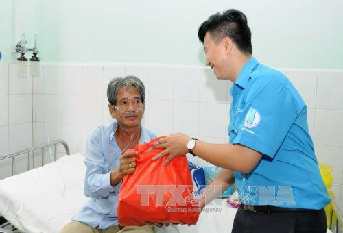 Các đoàn viên thanh niên trao tặng quà Tết cho bệnh nhân tại Bệnh viên Phạm Ngọc Thạch Ảnh: An Hiếu - TTXVN Các đoàn viên thanh niên trao tặng quà Tết cho bệnh nhân tại Bệnh viên Phạm Ngọc Thạch Ảnh: An Hiếu - TTXVN