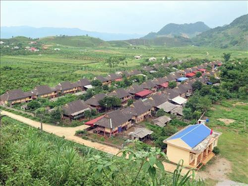 Một góc khu tái định cư bản Dọi 2 - bản không còn hộ nghèo ở xã Tân Lập, huyện Mộc Châu. Ảnh: Hữu Quyết - TTXVN Một góc khu tái định cư bản Dọi 2 - bản không còn hộ nghèo ở xã Tân Lập, huyện Mộc Châu. Ảnh: Hữu Quyết - TTXVN