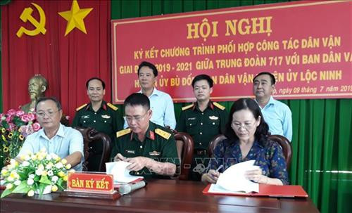 Quang cảnh buổi lễ ký kết. Ảnh: K GỬIH -TTXVN Quang cảnh buổi lễ ký kết. Ảnh: K GỬIH -TTXVN