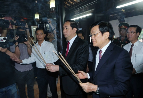 Chủ tịch nước Trần Đại Quang, nguyên Chủ tịch nước Trương Tấn Sang dâng hương tưởng niệm tại Nhà lưu niệm Quyền Chủ tịch nước Huỳnh Thúc Kháng ở xã Tiên Cảnh, huyện Tiên Phước, tỉnh Quảng Nam. Ảnh: Nhan Sáng-TTXVN Chủ tịch nước Trần Đại Quang, nguyên Chủ tịch nước Trương Tấn Sang dâng hương tưởng niệm tại Nhà lưu niệm Quyền Chủ tịch nước Huỳnh Thúc Kháng ở xã Tiên Cảnh, huyện Tiên Phước, tỉnh Quảng Nam. Ảnh: Nhan Sáng-TTXVN