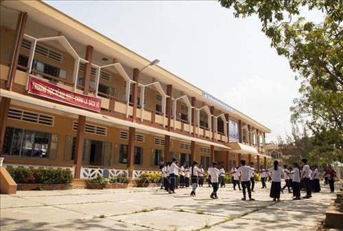 Trường Phổ thông Dân tộc Nội trú Hà Tiên có cơ sở vật chất khang trang. Ảnh: Hồng Đạt - TTXVN Trường Phổ thông Dân tộc Nội trú Hà Tiên có cơ sở vật chất khang trang. Ảnh: Hồng Đạt - TTXVN