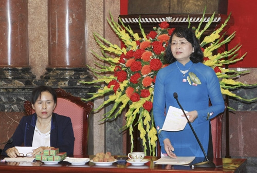 Phó C hủ tịch nước Đặng Thị Ngọc Thịnh phát biểu tại buổi gặp mặt. Ảnh: Phạm Kiên – TTXVN