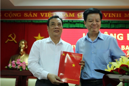 Đồng chí Mai Văn Chính - Ủy viên Trung ương Đảng, Phó Trưởng ban Tổ chức Trung ương (bên phải) trao quyết định cho đồng chí Nguyễn Trung Hiếui. Ảnh: Trung Hiếu- TTXVN