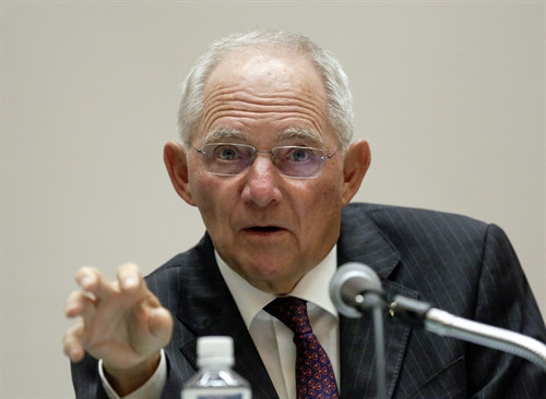 Trong ảnh (tư liệu): Bộ trưởng Tài chính Đức Wolfgang Schauble phát biểu trong cuộc họp báo ở Sendai, tỉnh Miyai, Nhật Bản ngày 21/5. EPA/TTXVN