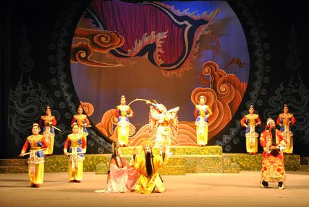 Trình diễn hát Bội trong nhà hát. Ảnh: Hồ sơ di sản, tư liệu Cục Di sản văn hóa