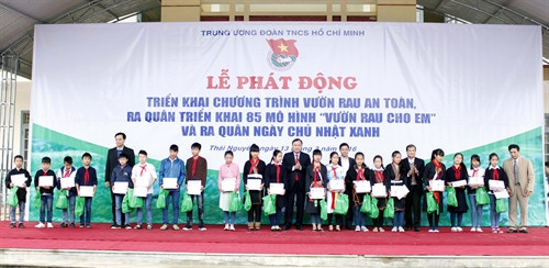 Trung ương Đoàn Thanh niên Cộng sản Hồ Chí Minh trao tặng 20 suất học bổng Vừ A Dính cho các em học sinh vượt khó học giỏi. Ảnh: Thu Hằng - TTXVN Trung ương Đoàn Thanh niên Cộng sản Hồ Chí Minh trao tặng 20 suất học bổng Vừ A Dính cho các em học sinh vượt khó học giỏi. Ảnh: Thu Hằng - TTXVN