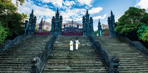 Lăng Khải Định còn gọi là Ứng Lăng toạ lạc trên triền núi Châu Chữ (còn gọi là Châu Ê) bên ngoài kinh thành Huế là lăng mộ của vua Khải Định, vị vua thứ của triều Nguyễn. Lăng được xây dựng từ năm 1920 ngay sau khi Khải Định lên ngôi.