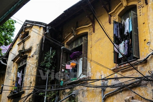 Trải qua hơn 100 năm, ngôi nhà hiện đang xuống cấp nghiêm trọng, tường nhà nứt nẻ, mái ngói bong tróc trực chờ rơi xuống đầu người đi đường. (Ảnh: Minh Sơn/Vietnam+)