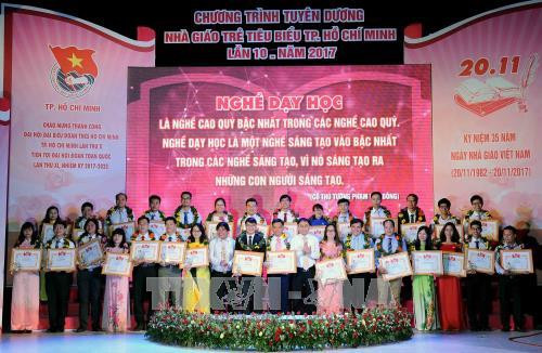 Ban tổ chức trao bằng khen và biểu trưng cho 148 gương nhà giáo trẻ tiêu biểu. Ảnh: An Hiếu-TTXVN