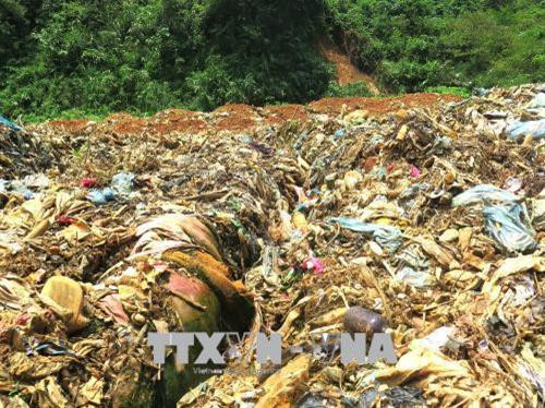 Bãi rác ở thôn Lũng Loét, xã Ngọc Linh, huyện Vị Xuyên gây ô nhiễm môi trường nghiêm trọng. Ảnh: Minh Tâm - TTXVN Bãi rác ở thôn Lũng Loét, xã Ngọc Linh, huyện Vị Xuyên gây ô nhiễm môi trường nghiêm trọng. Ảnh: Minh Tâm - TTXVN