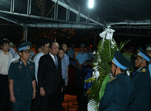 Bộ trưởng, Chủ nhiệm Văn phòng Chính phủ Mai Tiến Dũng đến viếng Thiếu úy, phi công Phạm Đức Trung đã hy sinh trong khi làm nhiệm vụ bay huấn luyện chiến đấu ngày 26/8/2016. Ảnh: Thống Nhất-TTXVN