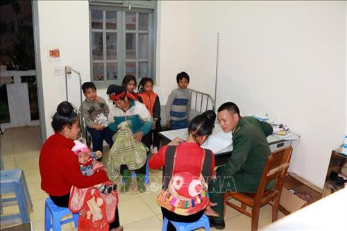 Người dân đến khám bệnh tại Đồn Biên phòng Phiêng Pằn. Ảnh: Hữu Quyết - TTXVN