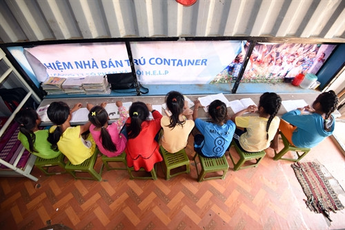 Các em học bài tại nhà bán trú