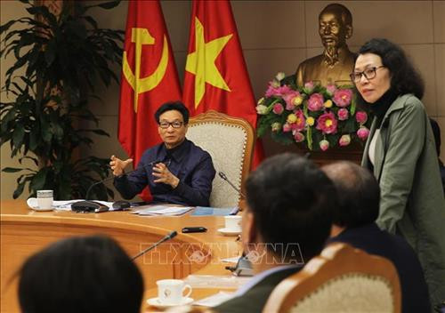 Phó Thủ tướng Vũ Đức Đam thảo luận với các đại biểu về một số vấn đề chính xách xã hội cho đồng bảo dân tộc thiểu số. Ảnh: Lâm Khánh – TTXVN