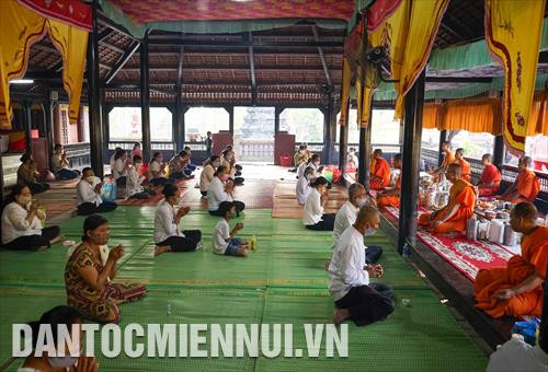 Đồng bào Khmer đến chùa Cái Giá Chót (xã Hưng Hội, huyện Vĩnh Lợi, tỉnh Bạc Liêu) cúng dường chư tăng trong ngày cuối của Tết Vào năm mới, 16/4/2020. Khi đến chùa thực hiện nghi thức cúng dường, bà con phật tử Khmer đều đeo khẩu trang, giữ khoảng cách nhất định, đảm bảo khoảng cách an toàn trong giãn cách xã hội.