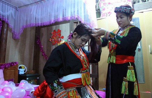 Sau khi thực hiện các nghi lễ truyền thống, cô dâu được bỏ khăn che đầu và sau đó có thể ra tiếp khách . Sau khi thực hiện các nghi lễ truyền thống, cô dâu được bỏ khăn che đầu và sau đó có thể ra tiếp khách .