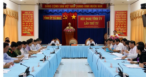 : Bí thư Tỉnh ủy Cà Mau Dương Thanh Bình chỉ đạo các Sở, ngành chức năng tỉnh khẩn trương triển khai các biện pháp hỗ trợ người dân khắc phục tình trạng thiếu nước ngọt dùng cho sinh hoạt. : Bí thư Tỉnh ủy Cà Mau Dương Thanh Bình chỉ đạo các Sở, ngành chức năng tỉnh khẩn trương triển khai các biện pháp hỗ trợ người dân khắc phục tình trạng thiếu nước ngọt dùng cho sinh hoạt.