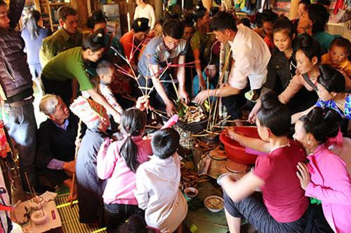 Mâm lễ tiễn các thần linh về trời trong Lễ hội Pang A